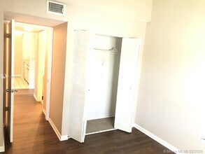 2831 N Oakland Forest Dr-Unit -214 in Oakland Park, FL - Building Photo - Building Photo