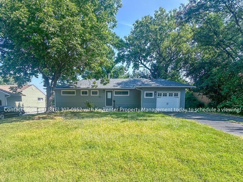211 SW McClendon Dr in Lee's Summit, MO - Building Photo