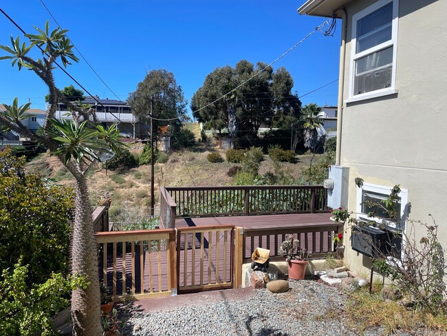 5606 San Onofre Terrace in San Diego, CA - Building Photo - Building Photo