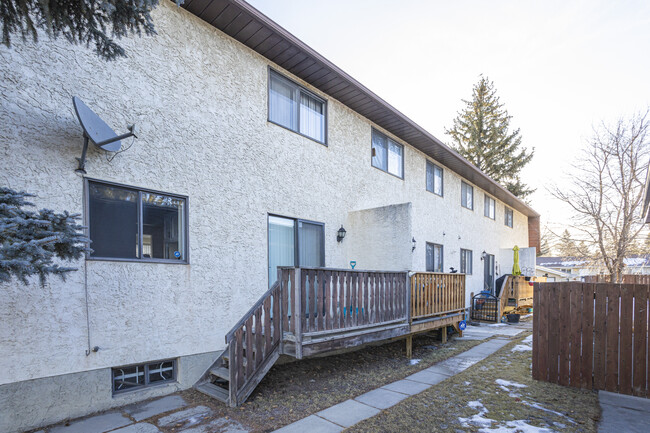 4832 Voyageur Dr NW in Calgary, AB - Building Photo - Building Photo