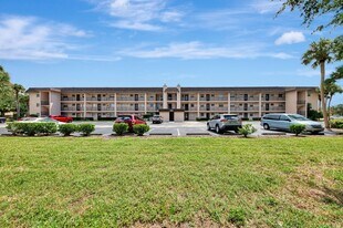 102 Capri Isles Blvd in Venice, FL - Building Photo