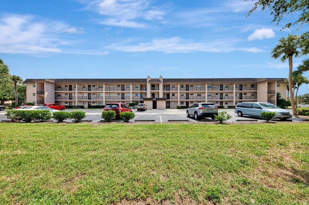 102 Capri Isles Blvd in Venice, FL - Building Photo