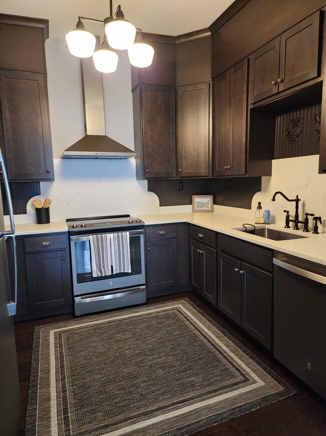 432 E Main St, Unit 2 in Malone, NY - Foto de edificio - Building Photo