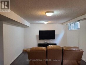 2379 Hensall St in Mississauga, ON - Building Photo - Building Photo