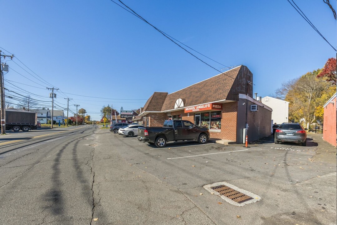 75 Lake Ave in Danbury, CT - Building Photo