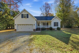 1611 York Rest Ln in Hayes, VA - Building Photo