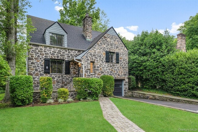 4 Concord Ave in Larchmont, NY - Building Photo - Building Photo