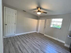 1141 SW 12th Ave, Unit REAR in Miami, FL - Foto de edificio - Building Photo