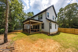 100 Lakeside Dr in Forsyth, GA - Building Photo - Building Photo