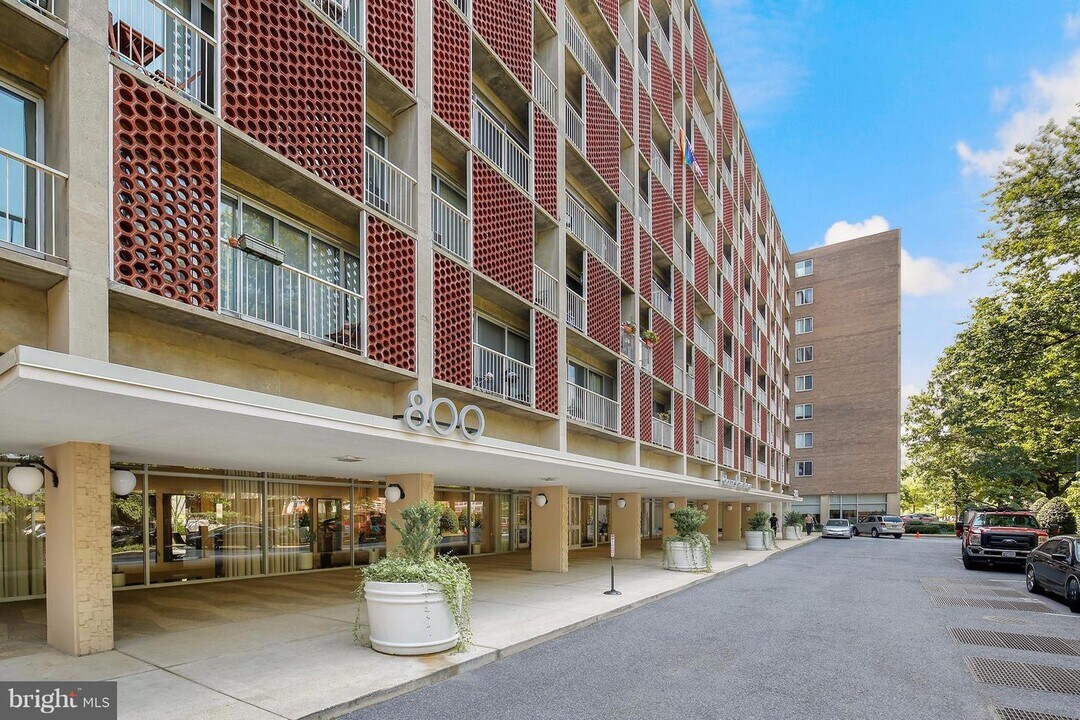 800 4th St SW, Unit n618 in Washington, DC - Building Photo