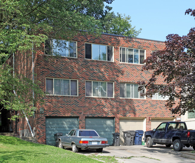 202-204 Kenilworth Ave in Toronto, ON - Building Photo - Primary Photo