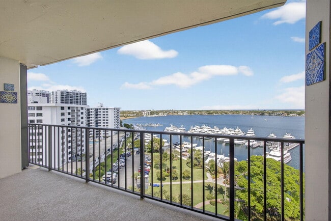 134 Lakeshore Dr in North Palm Beach, FL - Foto de edificio - Building Photo