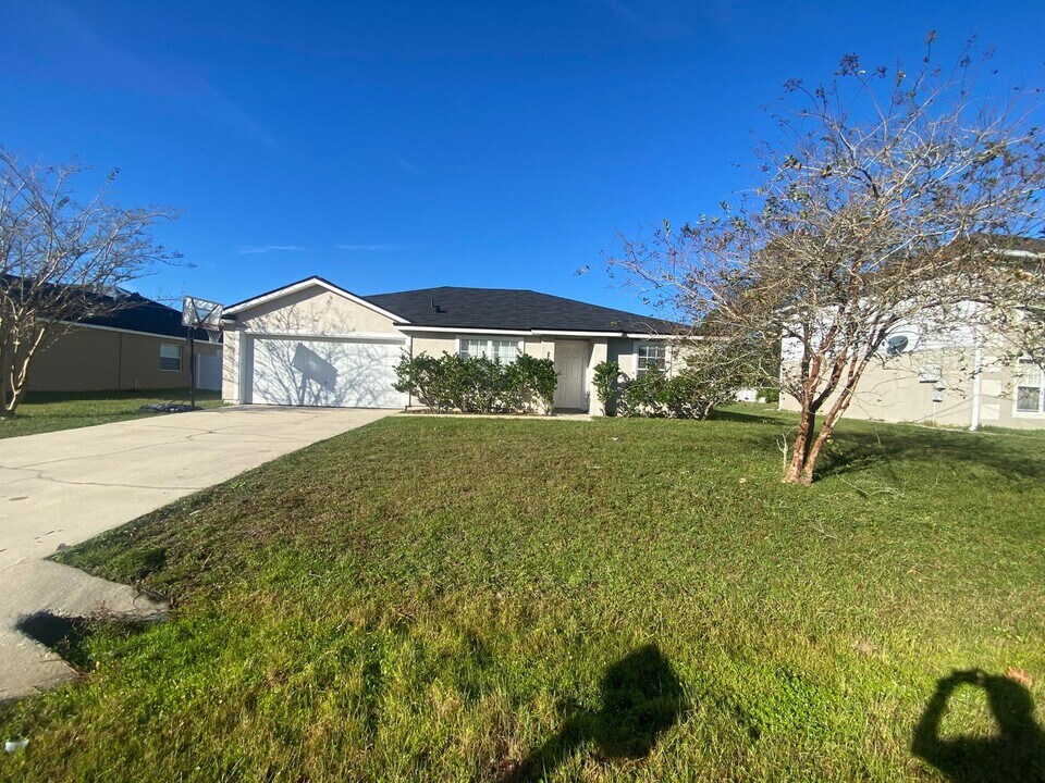 18 Roxbury Ln in Palm Coast, FL - Building Photo