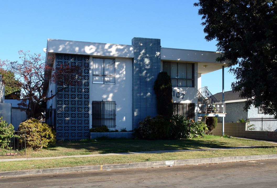 107 E Buckthorn St in Inglewood, CA - Building Photo