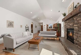 21302 NE Brooklyn Ct, Unit Mountain Room in Bend, OR - Foto de edificio - Building Photo