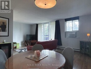 2000-2000 Jasmine Crescent in Ottawa, ON - Building Photo - Building Photo
