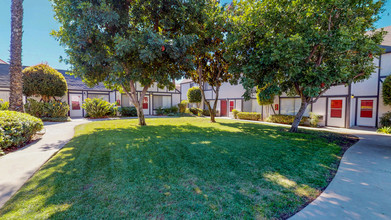 Henry Square in El Cajon, CA - Foto de edificio - Building Photo