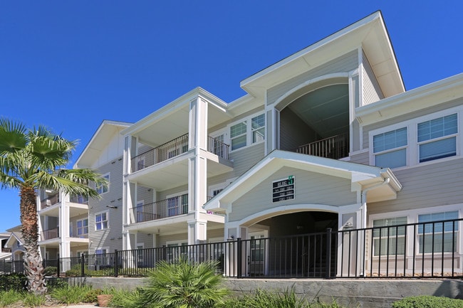 Dorel Laredo in Laredo, TX - Foto de edificio - Building Photo