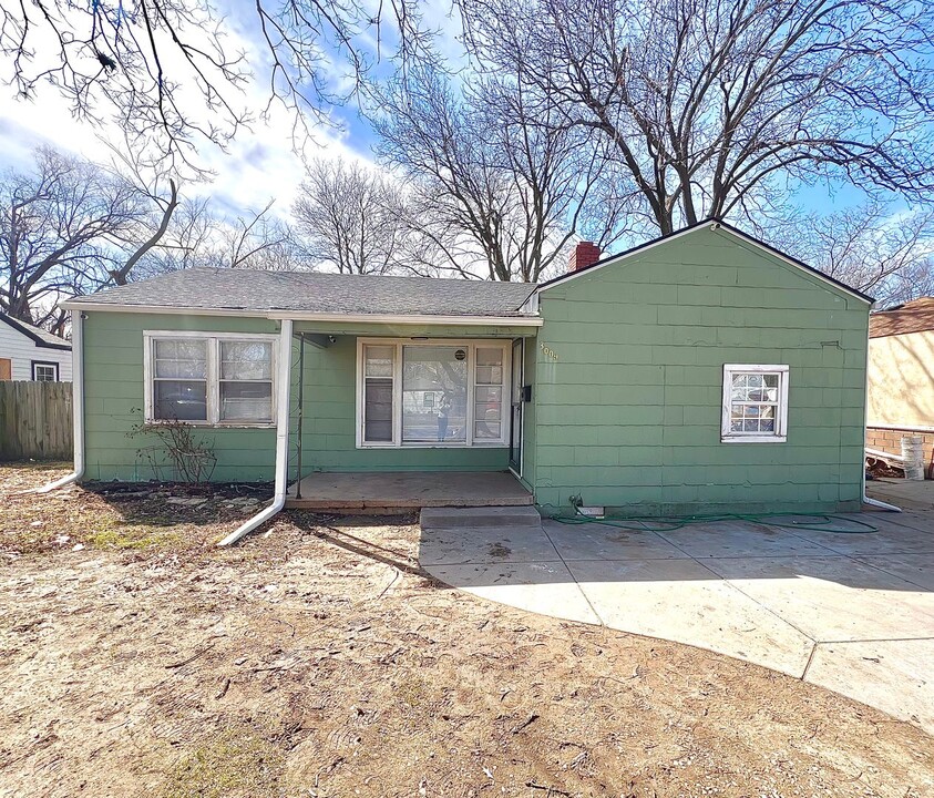 3009 E Glen Oaks Dr in Wichita, KS - Building Photo