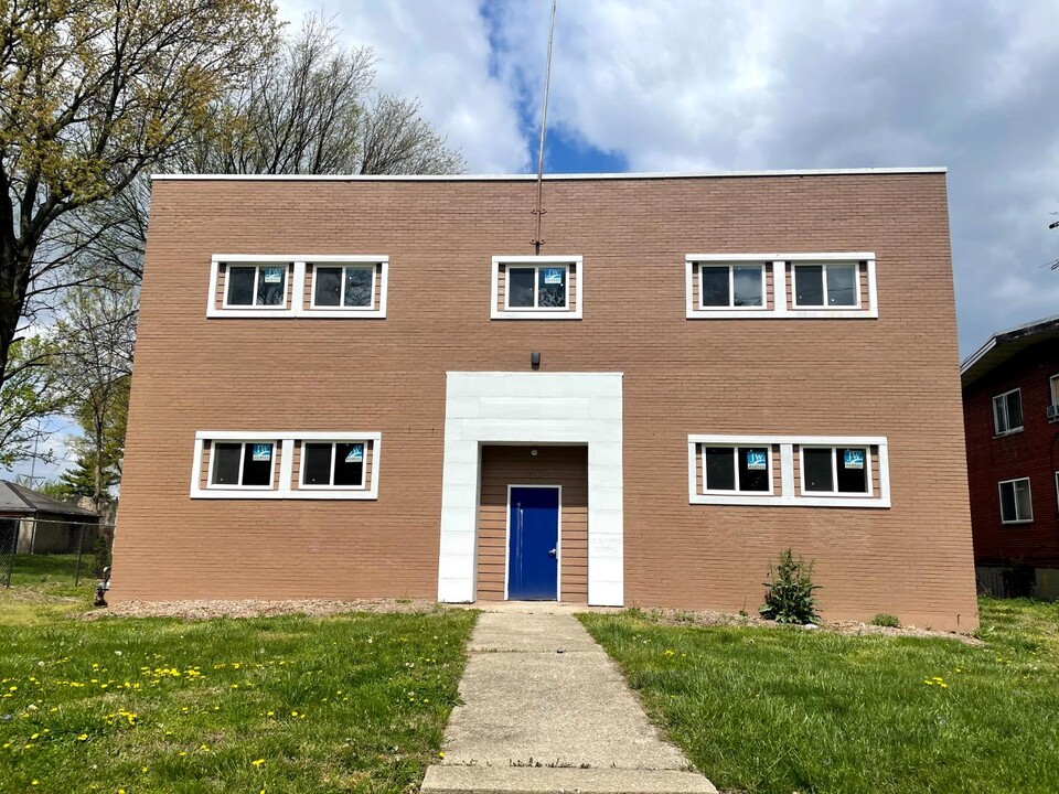 1631 Summit Rd in Cincinnati, OH - Building Photo