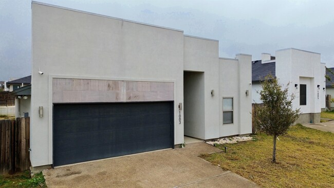 1003 La Muralla St in Laredo, TX - Building Photo - Building Photo