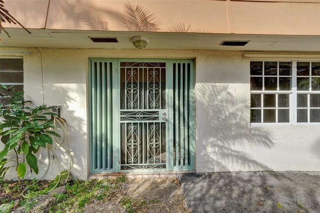 5551 SW 57th St in Davie, FL - Foto de edificio - Building Photo