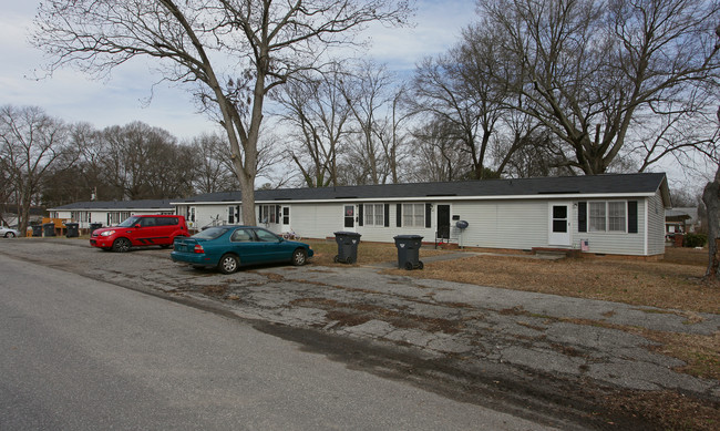 Duke Wellman Apartments in Dallas, NC - Building Photo - Building Photo