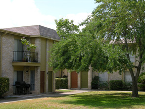 Chevy Chase Apartments in San Antonio, TX - Building Photo - Building Photo