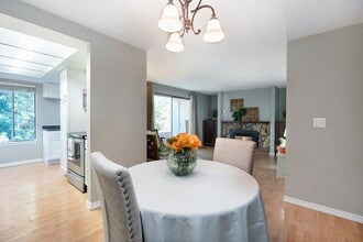 4629 W Lake Sammamish Pky SE in Issaquah, WA - Building Photo - Building Photo