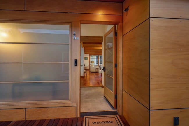 2339 Fairview Ave E in Seattle, WA - Building Photo - Building Photo