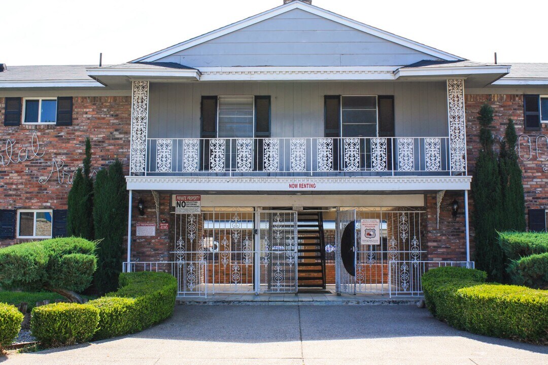 Continental Arms Apartments: Charming Gated Community in Albuquerque, NM - Foto de edificio