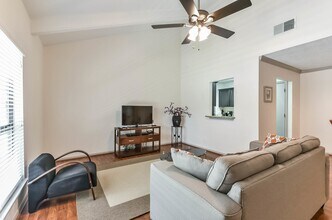 1100 Augusta Dr in Houston, TX - Building Photo - Building Photo