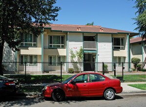 Pleasant Village Apartments in Fresno, CA - Foto de edificio - Building Photo