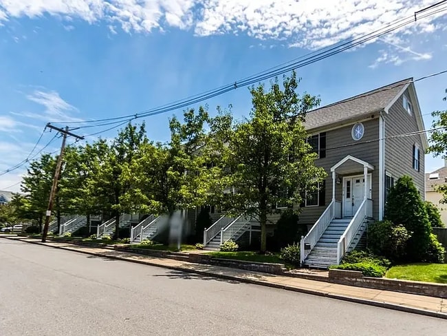 30 Russell St in Waltham, MA - Building Photo - Building Photo