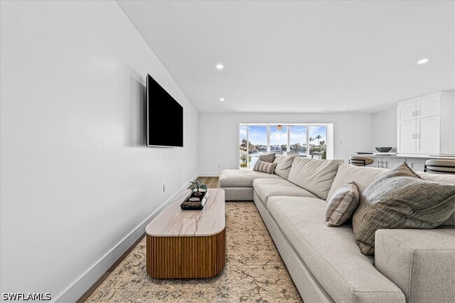 property at 1910 Gulf Shore Blvd N