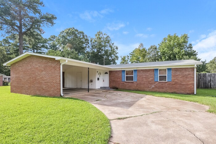 927 W Lakeview Cir in Clinton, MS - Building Photo