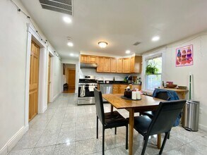 12 Logan St, Unit 2 in Boston, MA - Foto de edificio - Building Photo