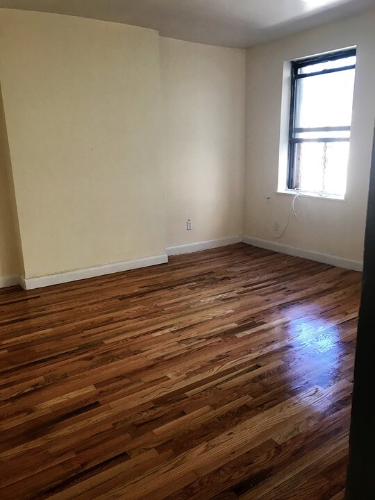 250 Union Ave in Brooklyn, NY - Building Photo