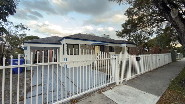 4717 NW 11th Ave in Miami, FL - Foto de edificio - Building Photo