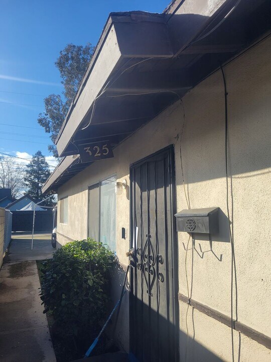 323-325 E St in Bakersfield, CA - Foto de edificio