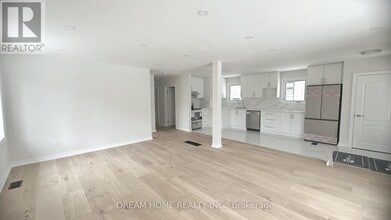 6 Clementine Square in Toronto, ON - Building Photo - Building Photo