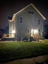 912 W Locust St, Unit Upper in Davenport, IA - Building Photo