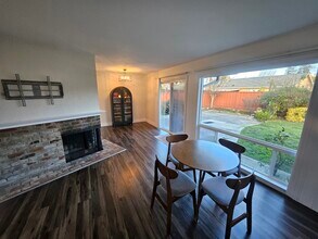 686 Coakley Dr in San Jose, CA - Foto de edificio - Building Photo