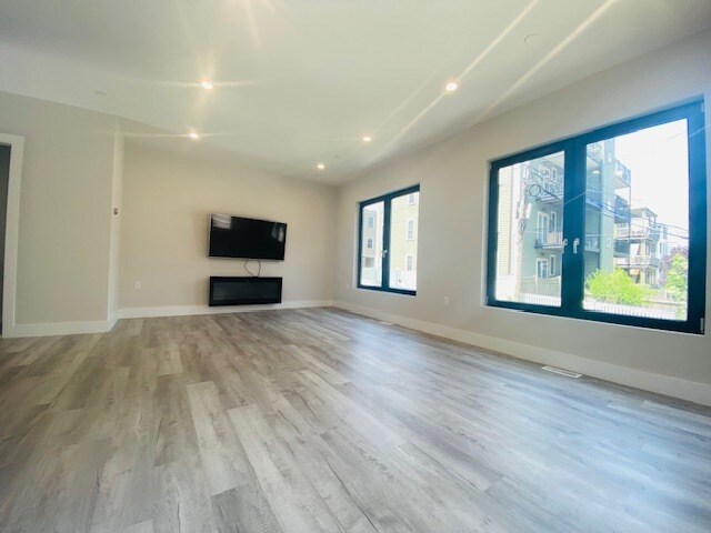 239 W 3rd St, Unit R in Boston, MA - Foto de edificio - Building Photo