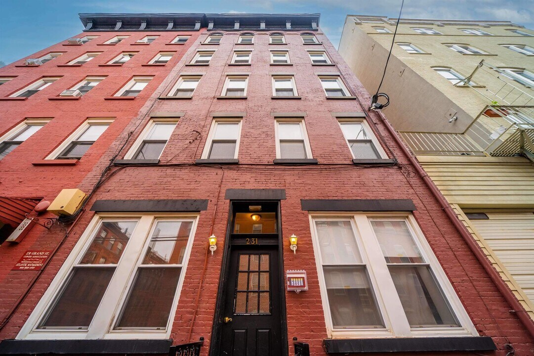 231 Grand St in Hoboken, NJ - Building Photo
