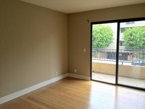 1633 S Bentley Ave-Unit -107 in Los Angeles, CA - Building Photo - Building Photo