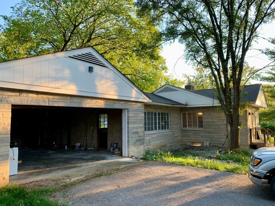 2000 E Atwater Ave in Bloomington, IN - Foto de edificio