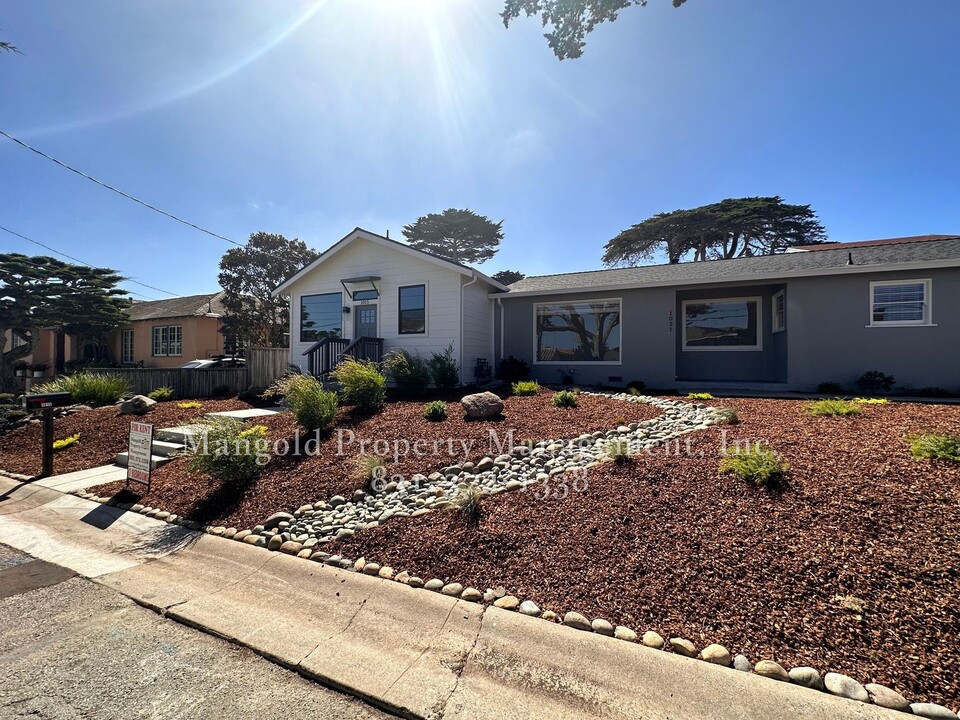 1201-1021 Forest Ave in Pacific Grove, CA - Building Photo