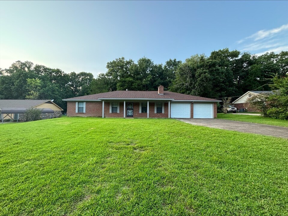 622 Hospital Rd in Starkville, MS - Building Photo