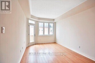 2420 Baronwood Dr in Oakville, ON - Building Photo - Building Photo